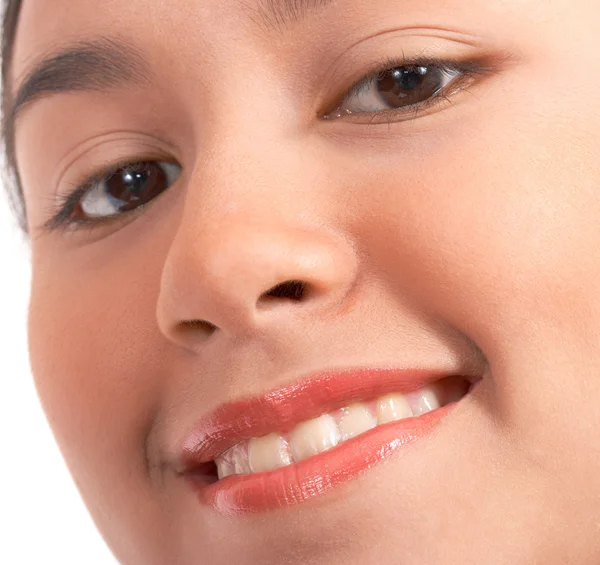 Atraktivní mladá žena se usmívá — Stock fotografie