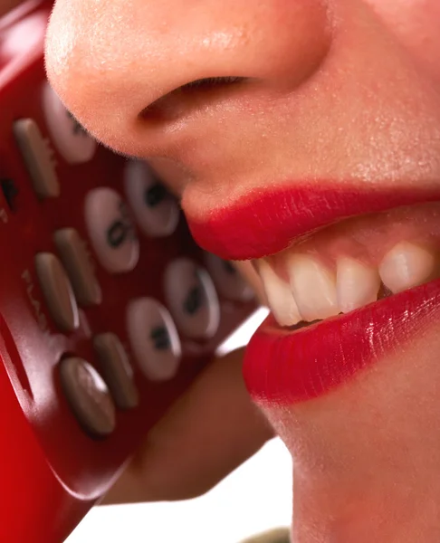 Lächelndes Mädchen am Telefon — Stockfoto