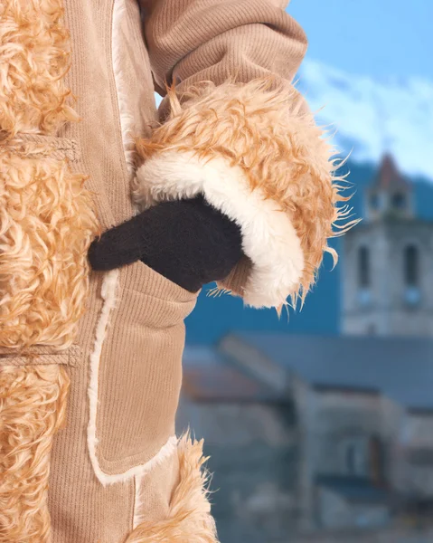 Trägt einen warmen Mantel und Wollhandschuhe — Stockfoto