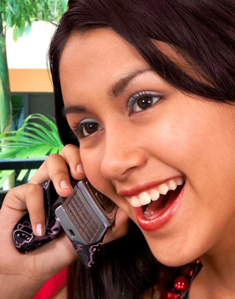 Söt flicka chattar på telefonen — Stockfoto