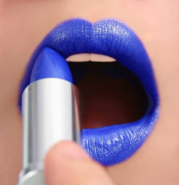 Blauwe lippenstift voor een funky nieuwe look toepassen — Stockfoto