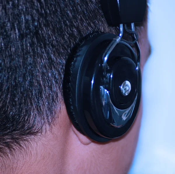 Lyssna på musik på hörlurar — Stockfoto
