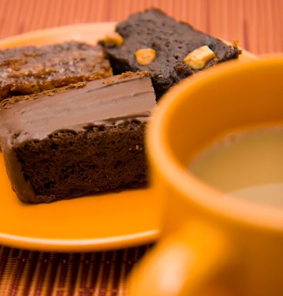 Chocolade brownie en een kopje koffie — Stockfoto