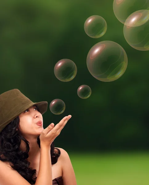 Щаслива дівчина дме деякі бульбашки — стокове фото