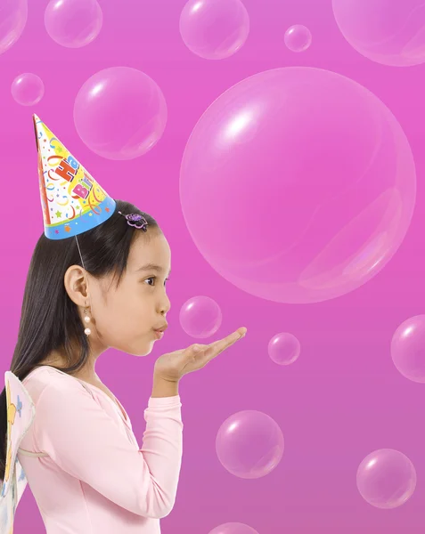 Щаслива дівчина дме бульбашки — стокове фото