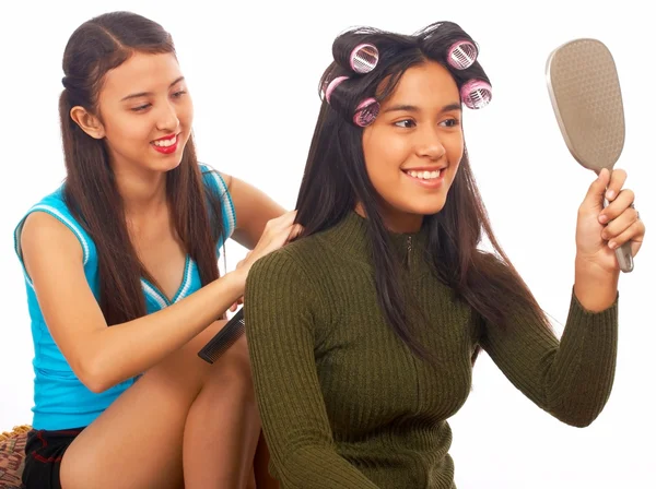 Mädchen steckt ihre Haare in Rollen — Stockfoto