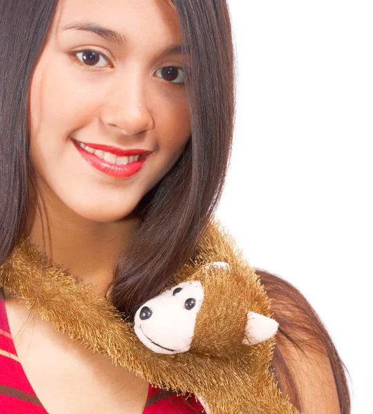 Menina sendo abraçada por um macaco de brinquedo — Fotografia de Stock