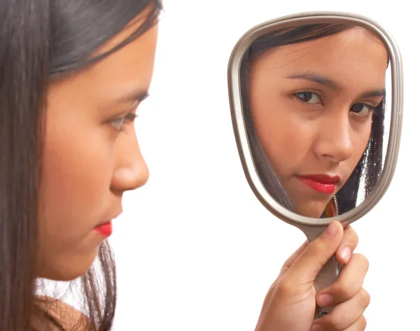 Missnöjd tjej tittar på spegeln — Stockfoto