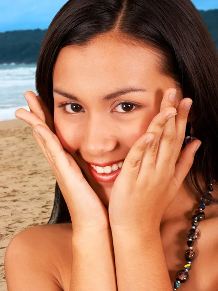 Mutlu kız sahilde duran — Stok fotoğraf