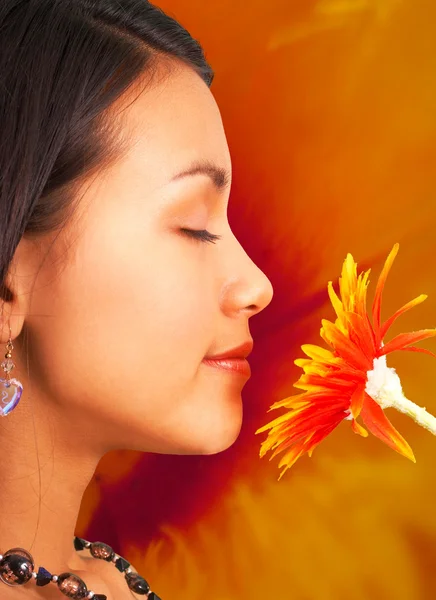 Entspanntes Mädchen, das eine Blume riecht — Stockfoto