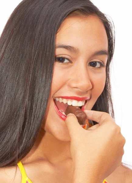 いくつかのチョコレートを食べる少女 — ストック写真
