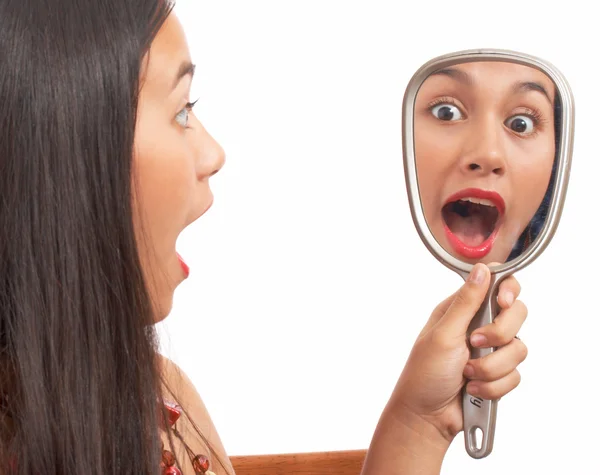 Menina surpreendida em olhar no espelho — Fotografia de Stock