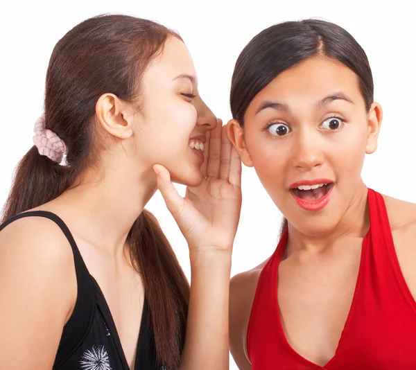 Chica susurrando un secreto a su amigo — Foto de Stock