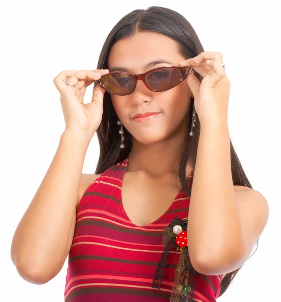 Chica usando gafas de sol con estilo —  Fotos de Stock