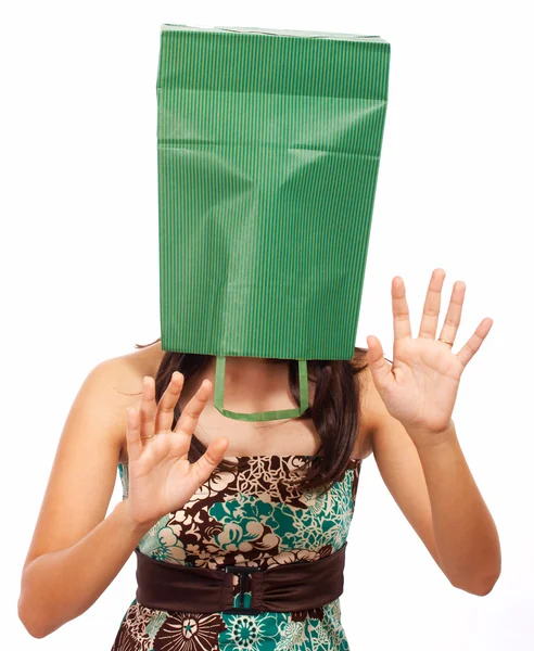 Дівчина з сумкою на голові ховається — стокове фото