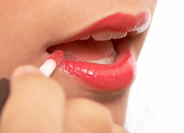 Meisje lipgloss toepassen — Stockfoto
