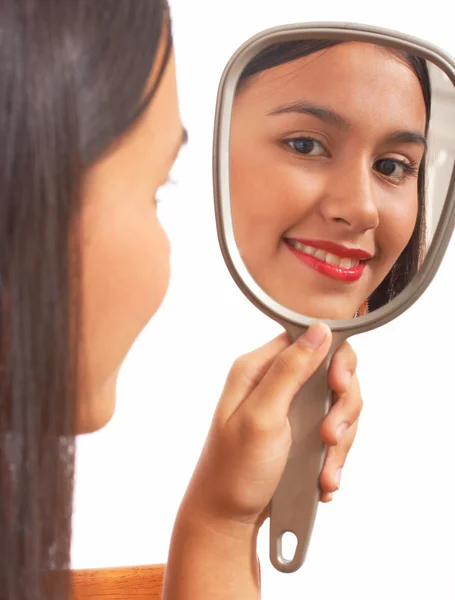 Schönes Mädchen, das in den Spiegel schaut — Stockfoto