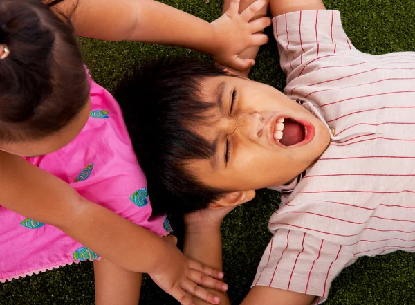Kinder haben Spaß beim Spielen — Stockfoto