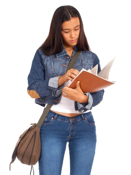 Ung student granska hennes lärobok — Stockfoto