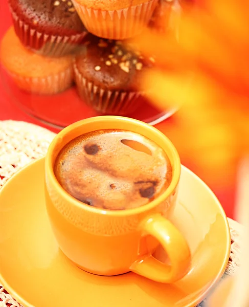 Taza de café y algunos cupcakes — Foto de Stock