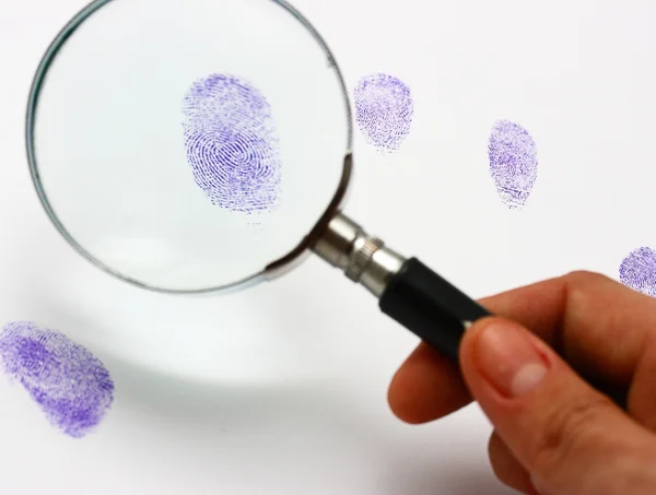 Politie onderzoekt een vingerafdruk — Stockfoto