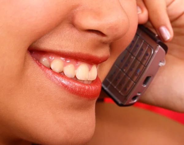 Gelukkig meisje waardoor een telefoongesprek — Stockfoto