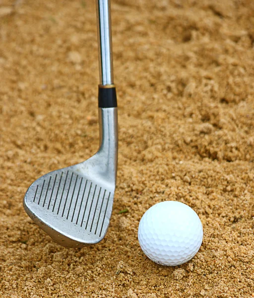 Ütő egy golflabda, ki egy bunker — Stock Fotó