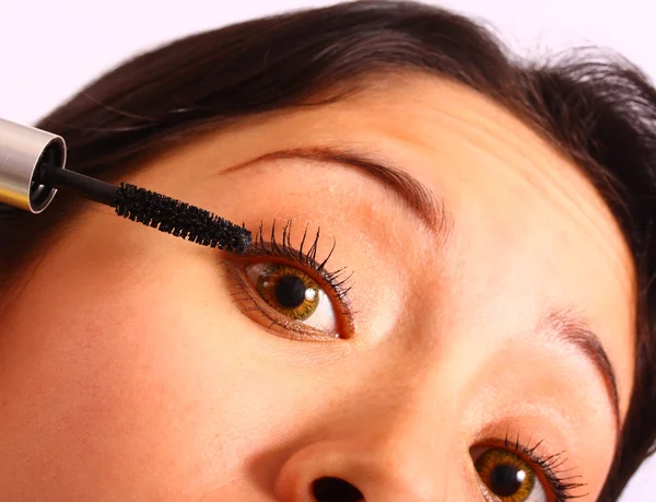 Girl Applying Mascara To Her Eyelashes — Stock Photo, Image