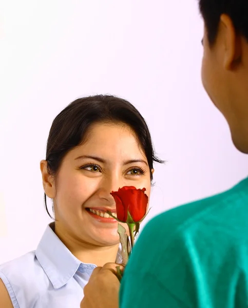 Chłopiec dając jego dziewczyna piękna czerwona róża — Zdjęcie stockowe