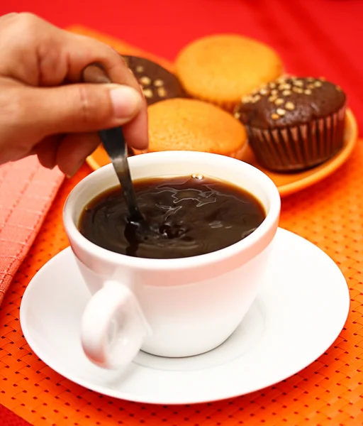 Kaffee und verschiedene Cupcakes — Stockfoto