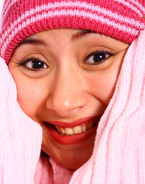 Meisje knus en warm met een wollen hoed — Stockfoto