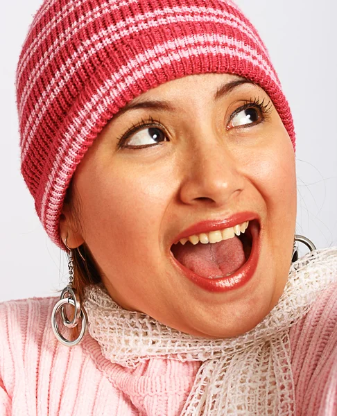 Ragazza mantenere caldo con un maglione a maglia e cappello — Foto Stock