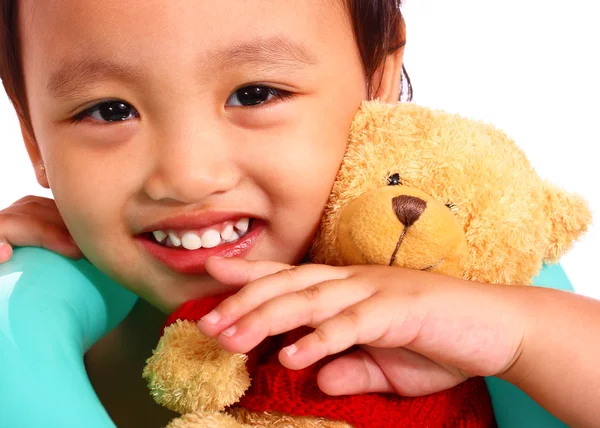 Glückliches junges Mädchen kuschelt ihren Teddybär — Stockfoto