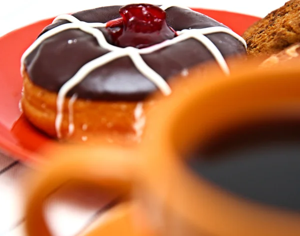 La mermelada y la rosquilla de chocolate como parte de una dieta poco saludable —  Fotos de Stock