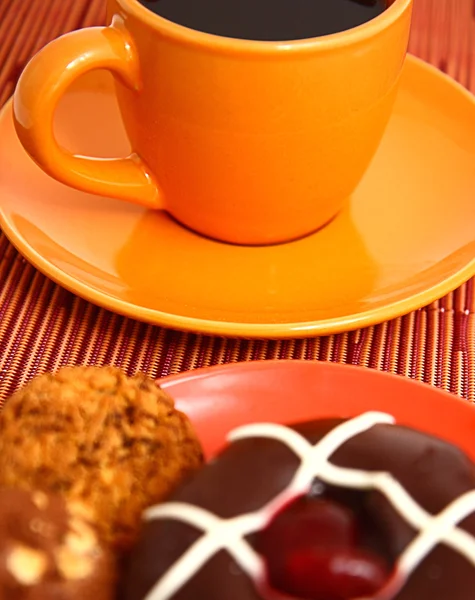 Niezdrowej diety, pączki, ciastka i słodki kawy — Zdjęcie stockowe