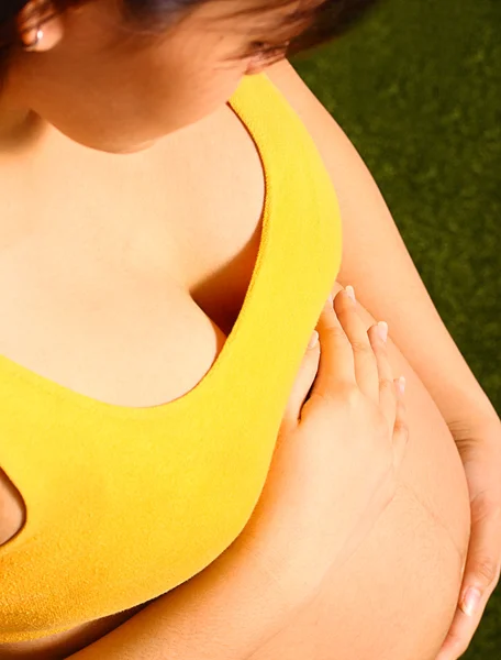 Kobieta w ciąży trzymając jej żołądek — Zdjęcie stockowe
