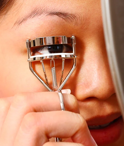 Using A Curler To Curl Her Eyelashes — Stock Photo, Image