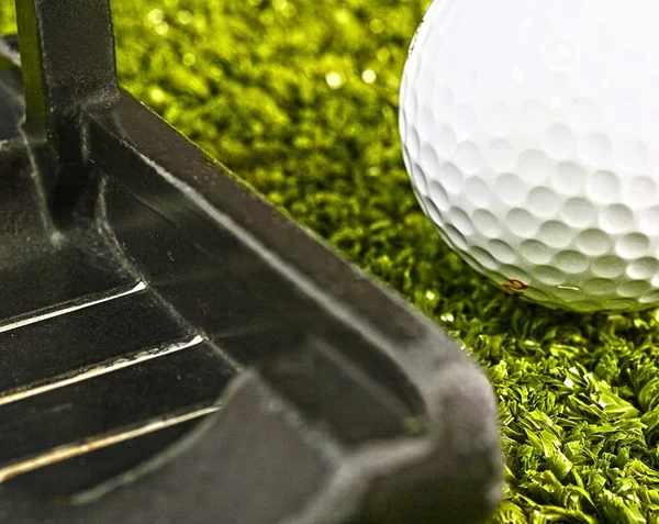Мяч для гольфа на зеленой дорожке — стоковое фото