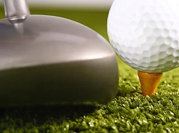 Golfista prestes a dirigir uma bola de golfe — Fotografia de Stock