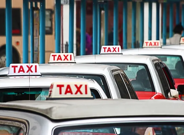 바쁜 홍콩에 있는 택시의 라인 — 스톡 사진