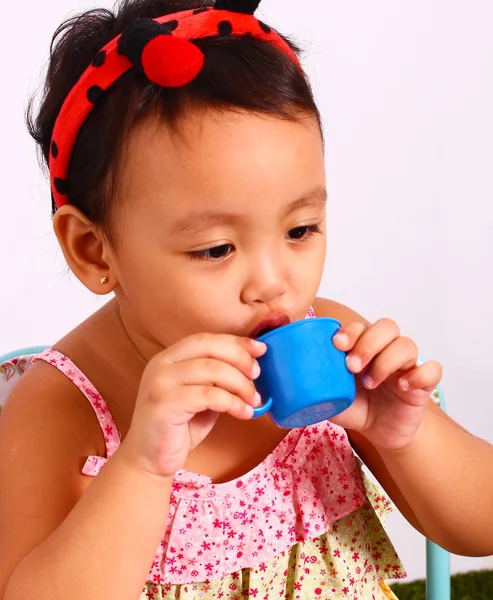 Giocare ad agire con una tazza giocattolo — Foto Stock