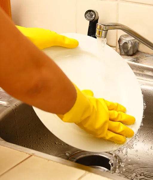 Ev iş bir parçası olarak tabak yıkama — Stok fotoğraf
