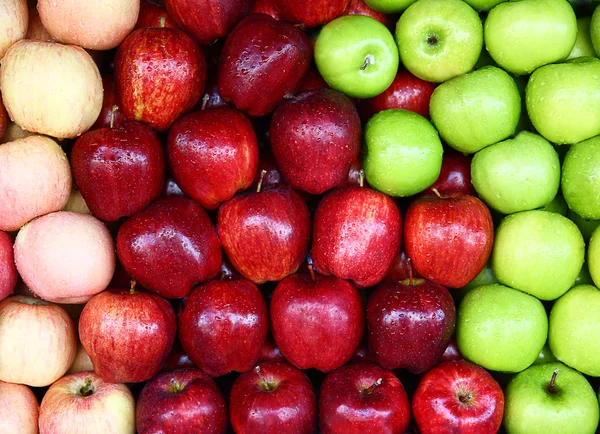 Köstliche Auswahl an roten grünen Äpfeln — Stockfoto