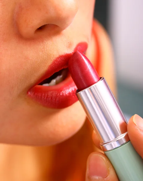 Ragazza che applica il rossetto alle labbra — Foto Stock