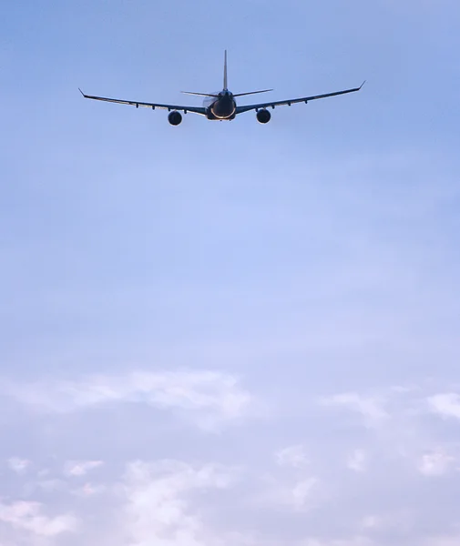 Flugzeug fliegt in blauem Himmel — Stockfoto
