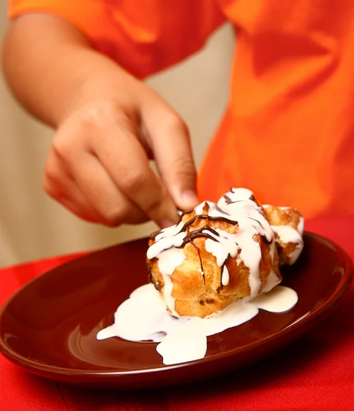 Comer un pastel de crema de engorde —  Fotos de Stock