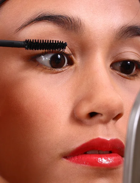 Teenager trägt Wimperntusche auf ihr schönes Gesicht auf — Stockfoto