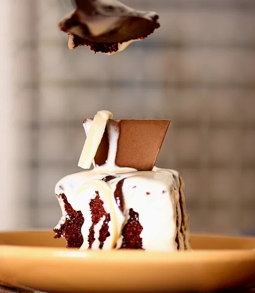 Piece Of Delicious Chocolate Cake With Cream — Stock Photo, Image