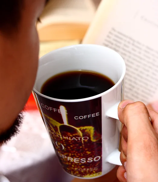 Relajarse leyendo una novela y bebiendo café —  Fotos de Stock
