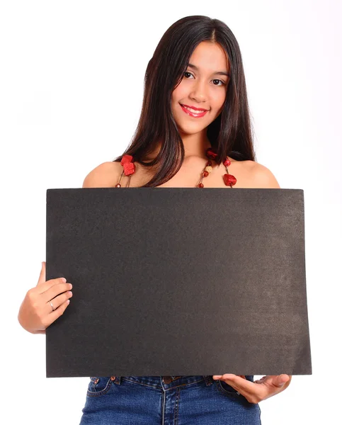 Feliz adolescente segurando uma placa preta em branco — Fotografia de Stock